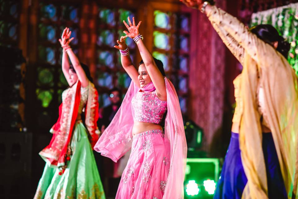 Bride's cousins group dance