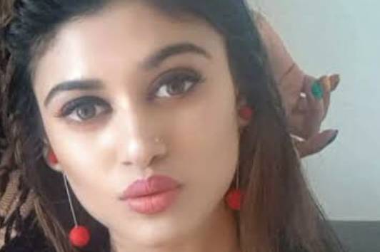 Actress Oviya makeup look