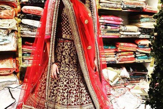 Lehenga central! Crammed lanes of Delhi's Chandni Chowk herald wedding  season in India | Fashion Trends - Hindustan Times