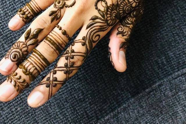 Change your henna game this wedding season ! Bridal luxurious Pakistani henna  design ….! . . DM to book your bridal mehandi ! Contact :... | Instagram