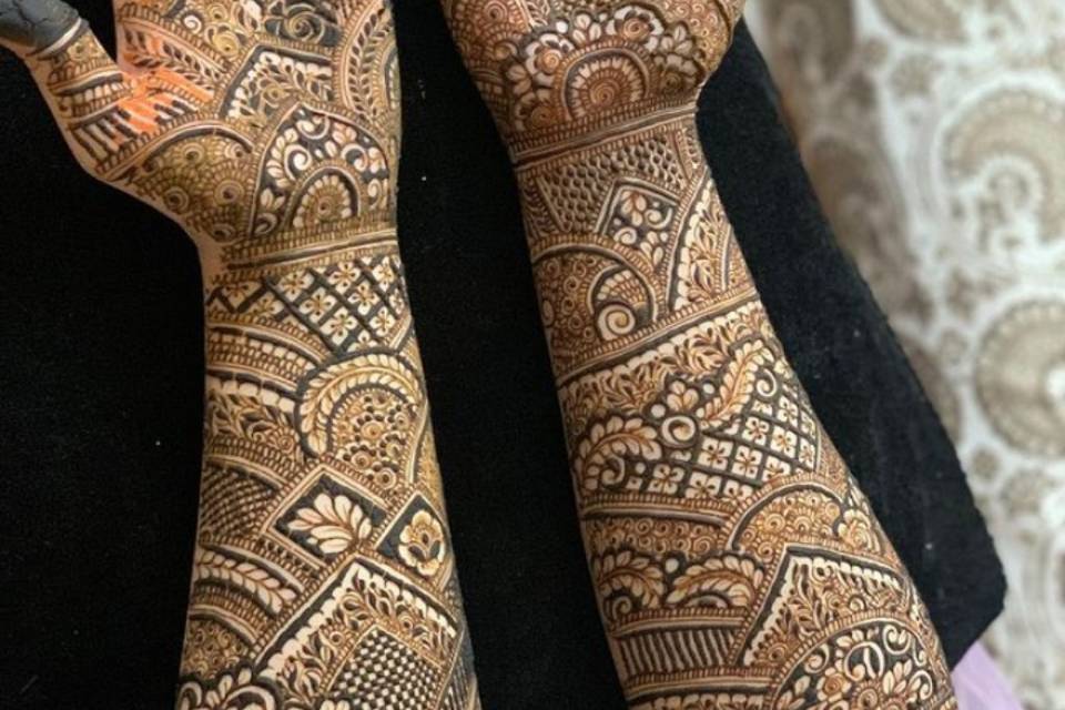 Hussaina Mehendi Artist