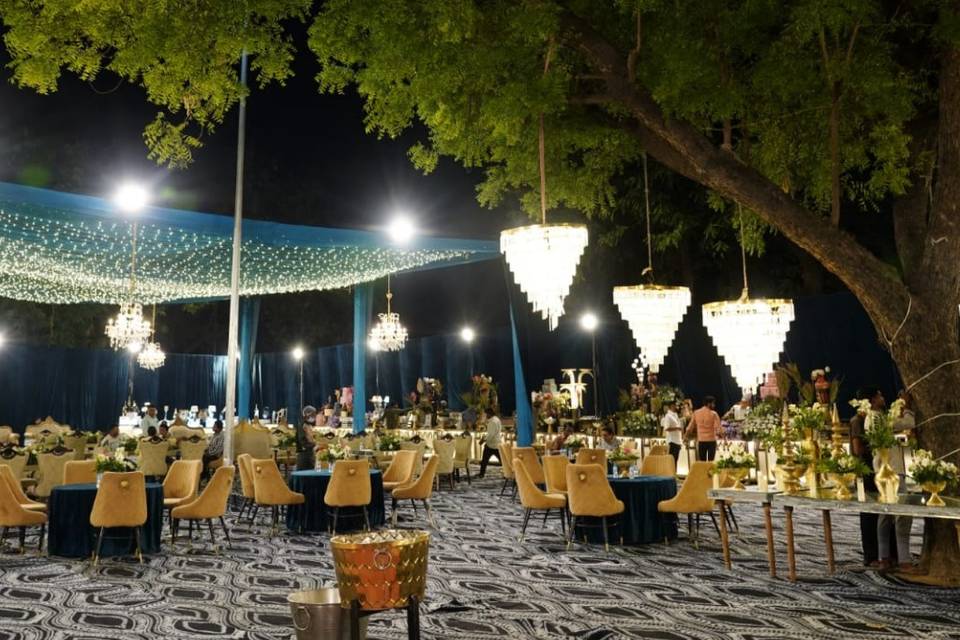 Center lounge
