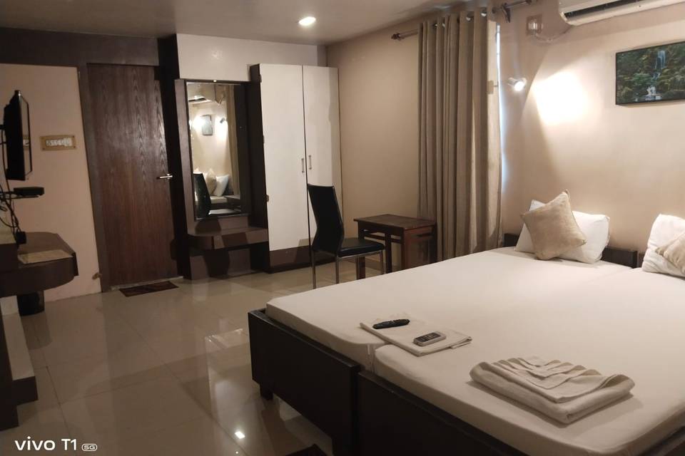 EXECUTIVE ROOMS