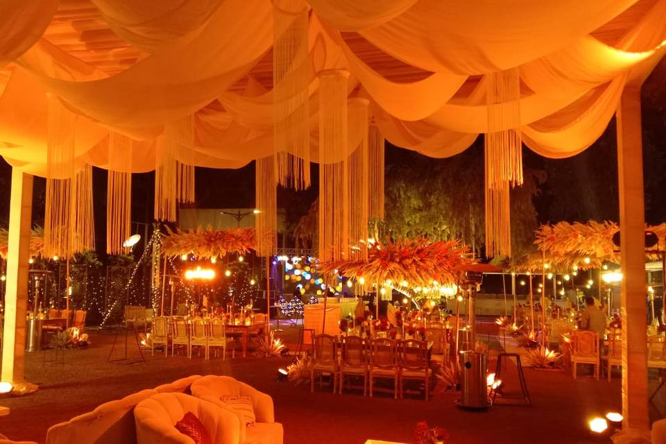Hotel Aketa Lawn Night Decor