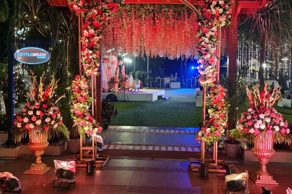 Hotel Aketa Front Lawn