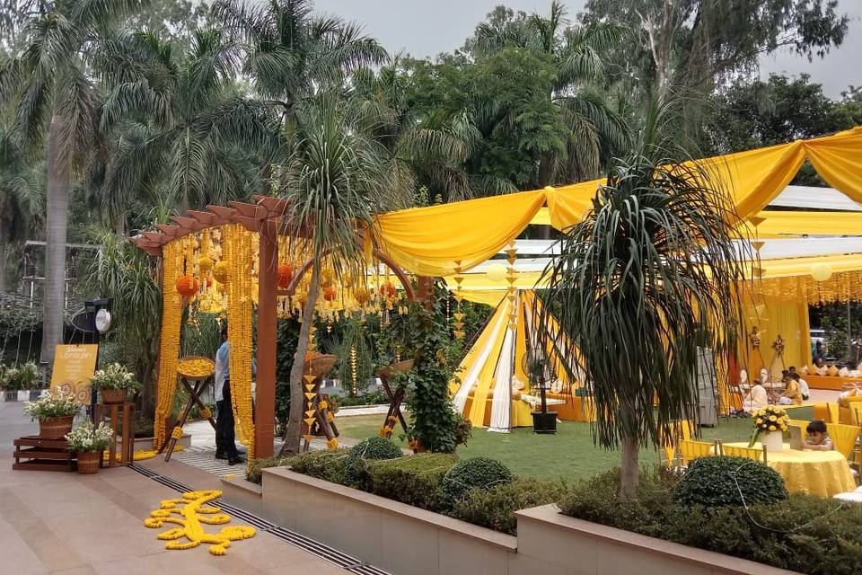 Hotel Aketa Front Lawn