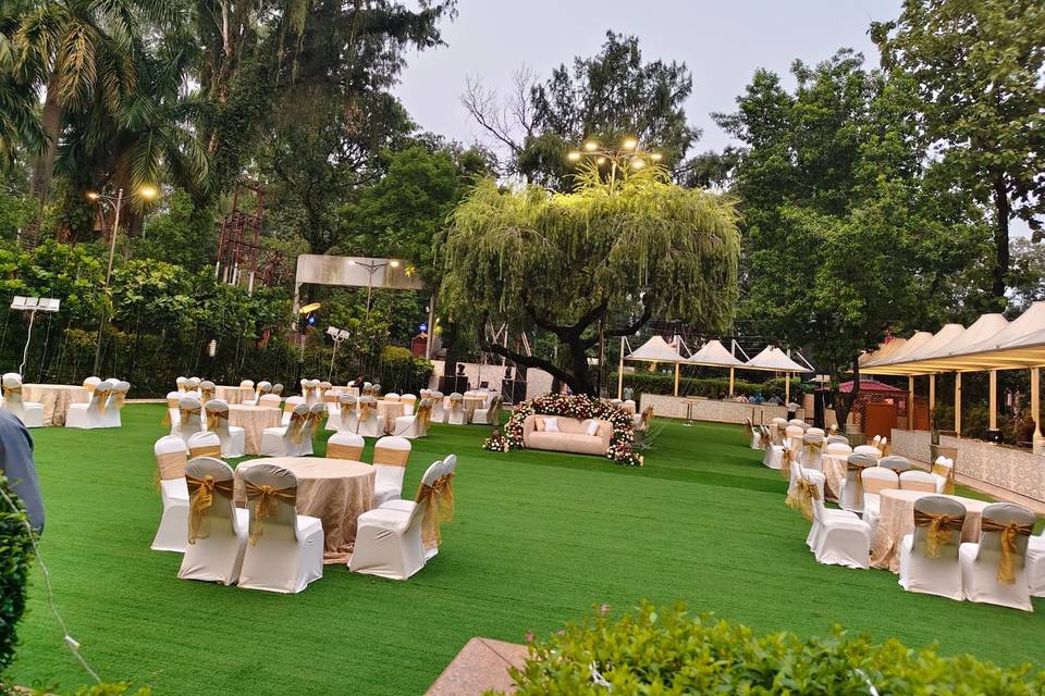 Hotel Aketa Front Lawn