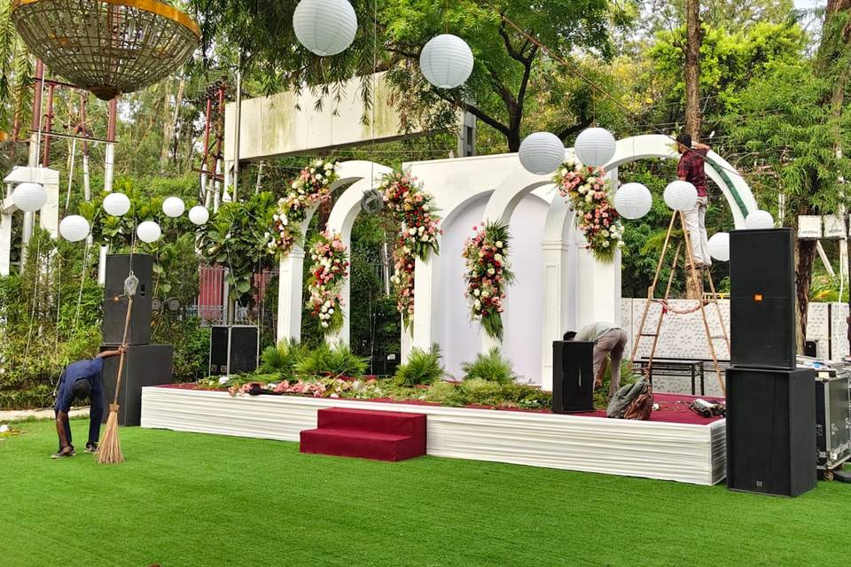 Hotel Aketa Front Lawn