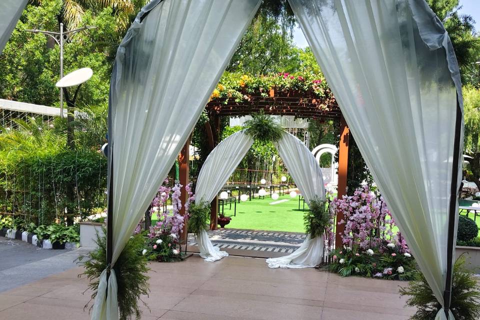 Hotel Aketa Front Lawn