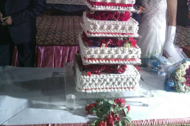 Wedding, Christmas Or Anniversary Cake Specialist