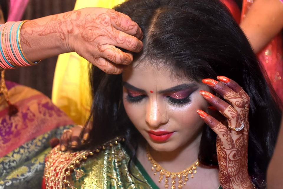 Bride Prepare For Sindoordaan