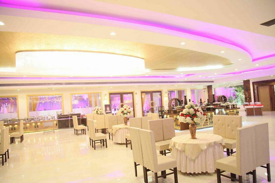 Banquet hall wedding setup