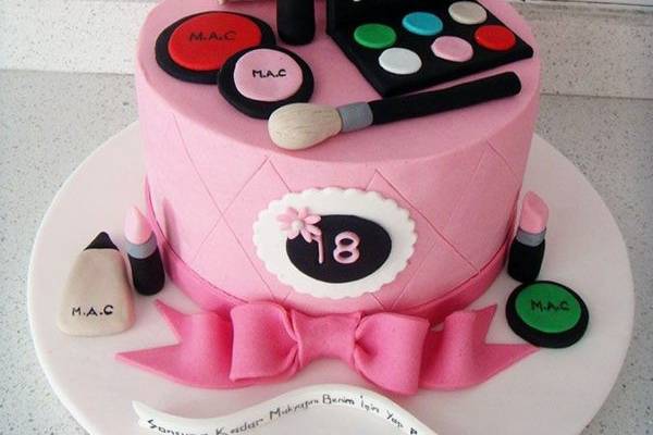 Mackup Kit Cake