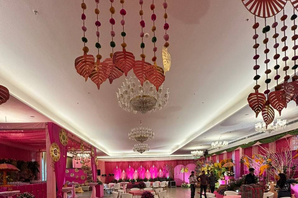 Sheeshmahal décor