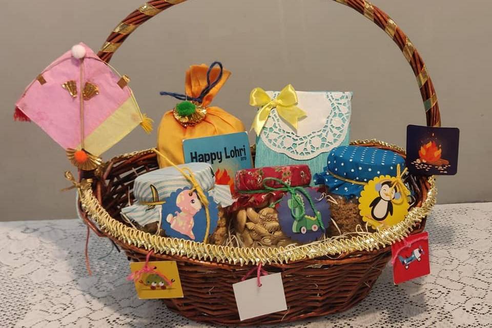 Lohri Basket of Indulgence: Gift/Send Lohri Gifts Online JVS1199757 |IGP.com